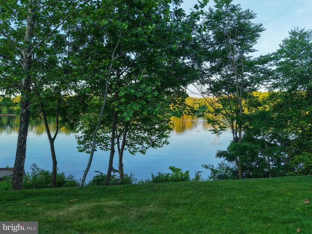 2462 N RIVER RD, New Hope, PA 18938