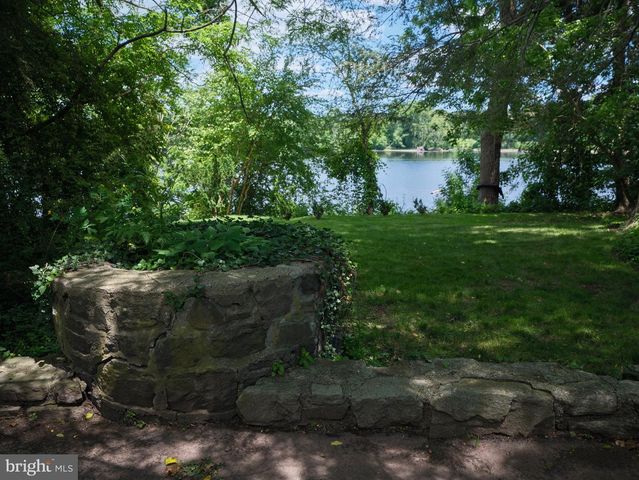 2462 N RIVER RD, New Hope, PA 18938