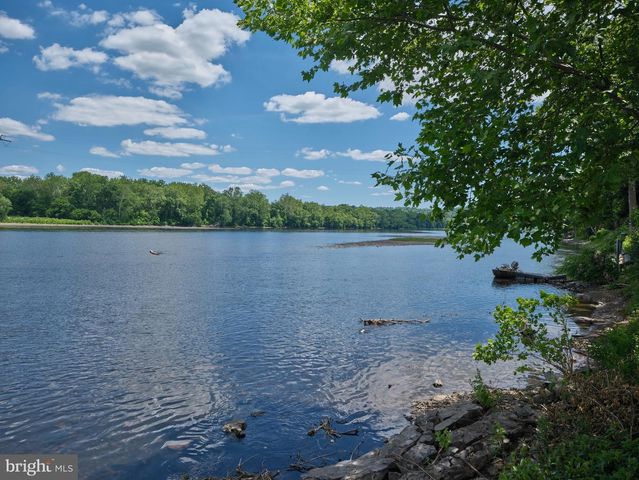2462 N RIVER RD, New Hope, PA 18938