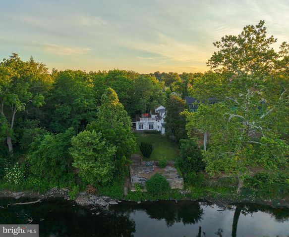2462 N RIVER RD, New Hope, PA 18938