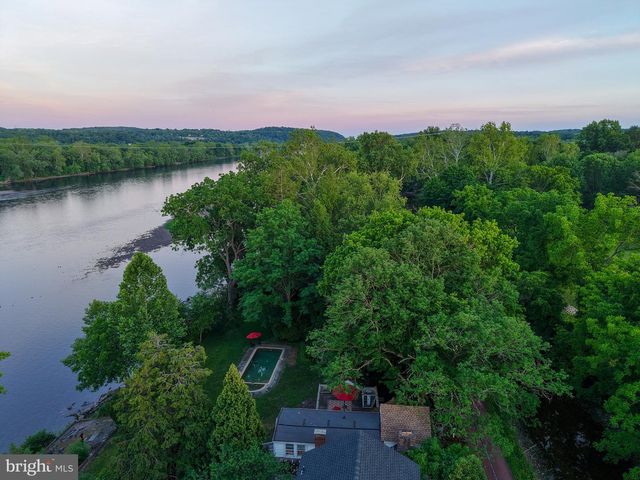 2462 N RIVER RD, New Hope, PA 18938