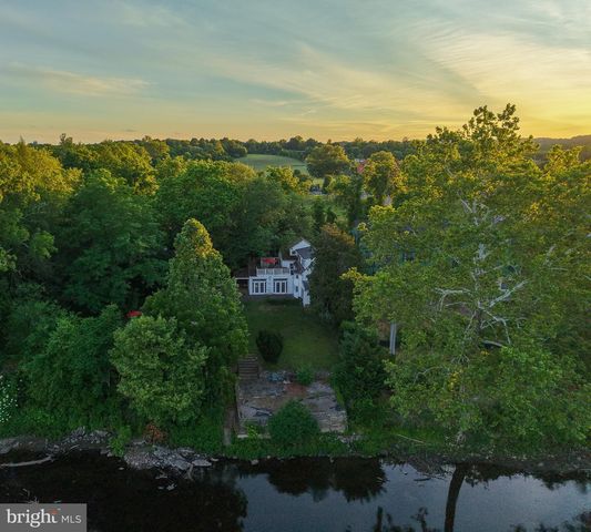 2462 N RIVER RD, New Hope, PA 18938