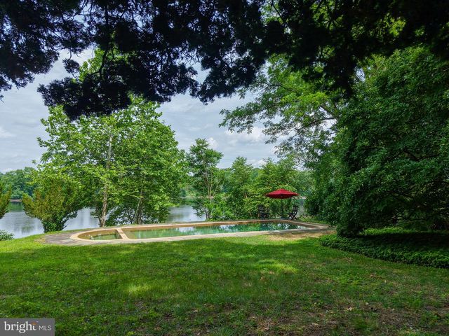 2462 N RIVER RD, New Hope, PA 18938