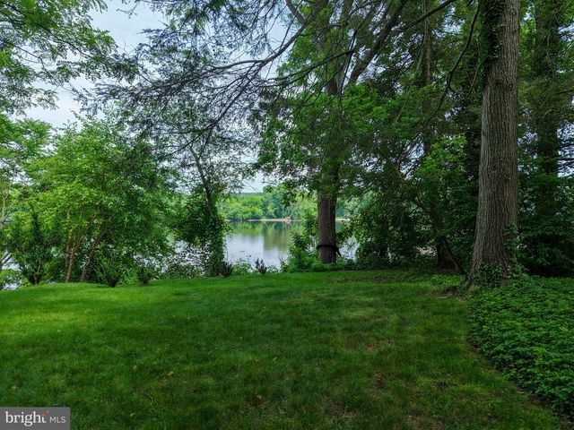 2462 N RIVER RD, New Hope, PA 18938
