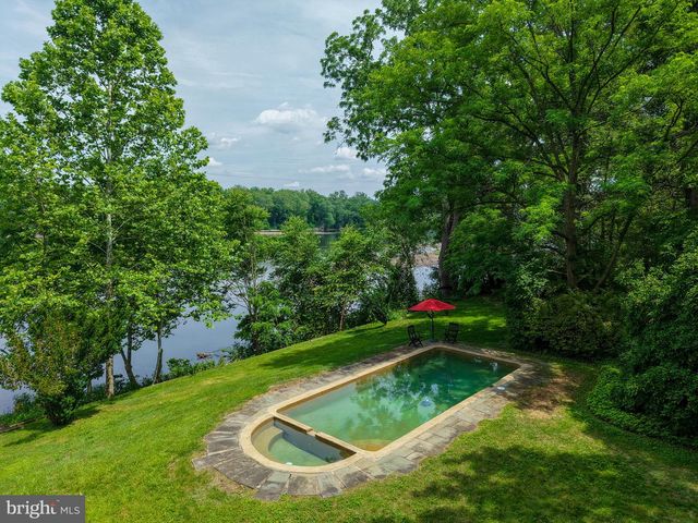 2462 N RIVER RD, New Hope, PA 18938