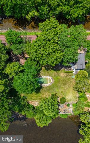 2462 N RIVER RD, New Hope, PA 18938