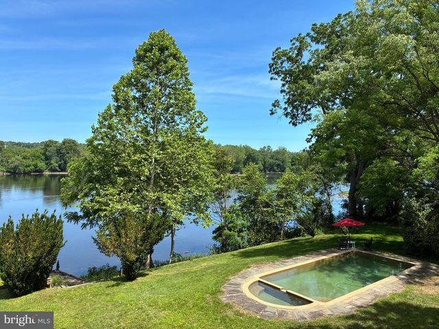 2462 N RIVER RD, New Hope, PA 18938