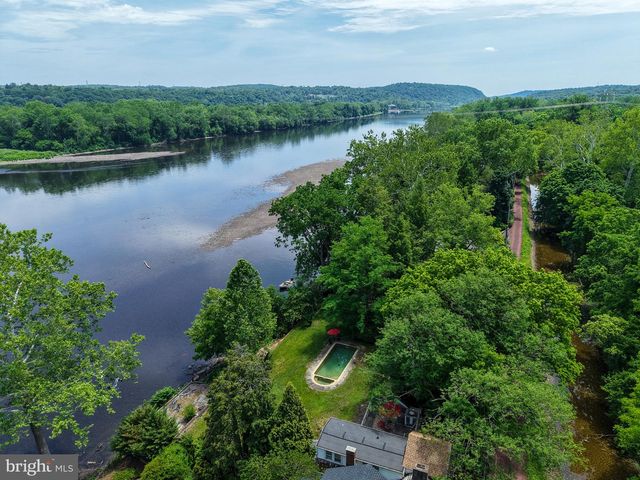 2462 N RIVER RD, New Hope, PA 18938