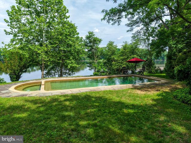 2462 N RIVER RD, New Hope, PA 18938