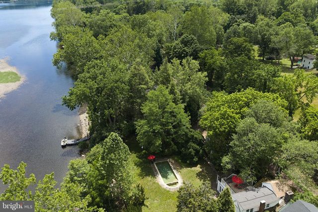 2462 N RIVER RD, New Hope, PA 18938