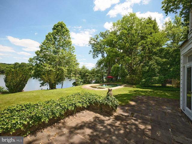 2462 N RIVER RD, New Hope, PA 18938