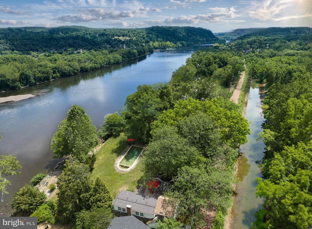 2462 N RIVER RD, New Hope, PA 18938