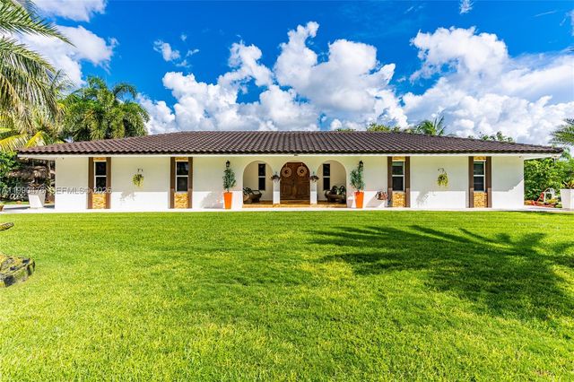 18851 SW 218th St, Miami, FL 33170