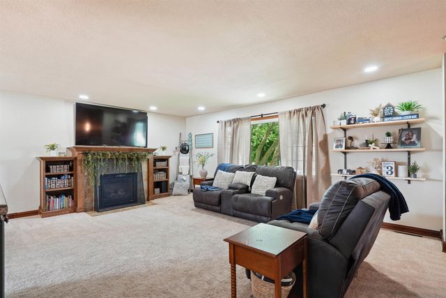 1605 3rd Street, Eldora, IA 50627