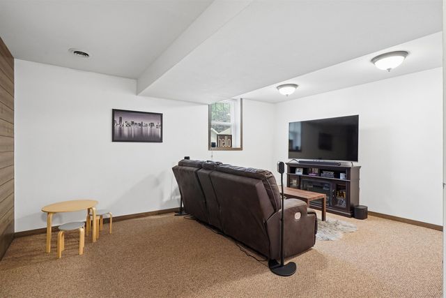 1605 3rd Street, Eldora, IA 50627