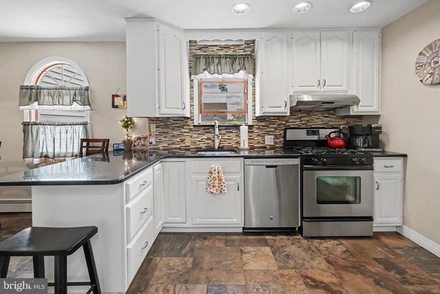 518 TASKER AVE, Folsom, PA 19033