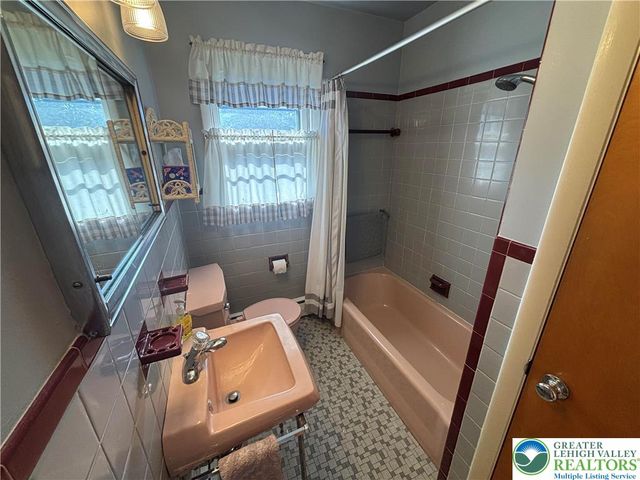 230 Adams Street, South Whitehall Twp, PA 18104