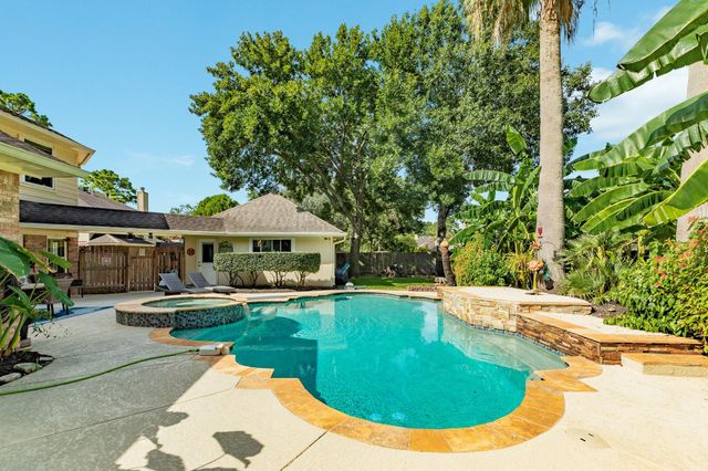 412 Melodywood Drive, Friendswood, TX 77546