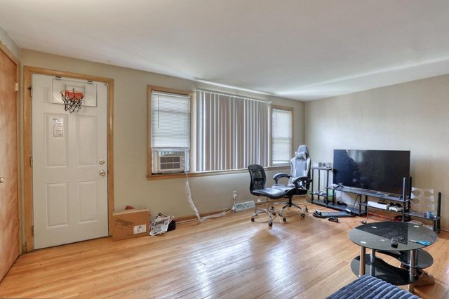 4663 N Green Bay AVENUE, Milwaukee, WI 53209