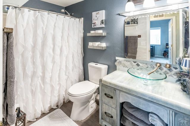 1001 Cherrycrest Dr, Pueblo, CO 81005