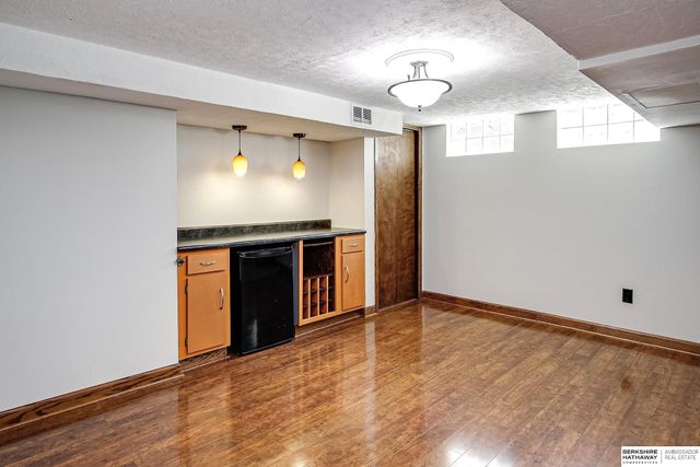 6455 Poppleton Avenue, Omaha, NE 68106