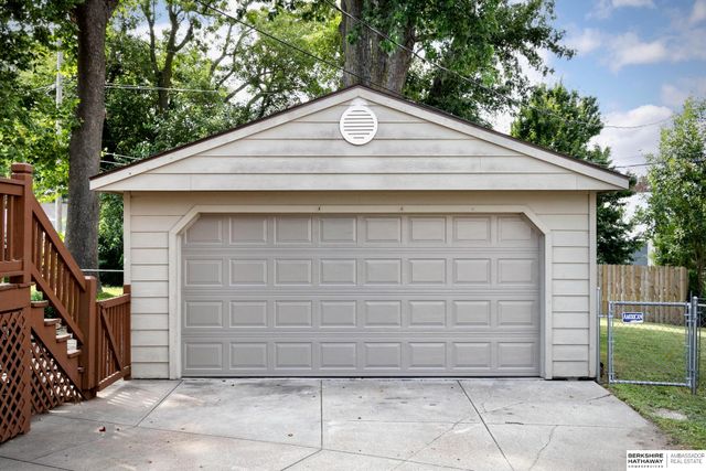 6455 Poppleton Avenue, Omaha, NE 68106