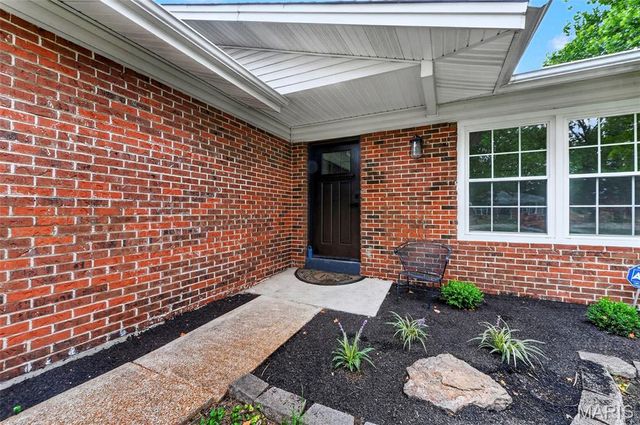 1004 Bridgeport Drive, Ellisville, MO 63011
