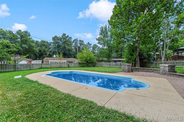 1004 Bridgeport Drive, Ellisville, MO 63011