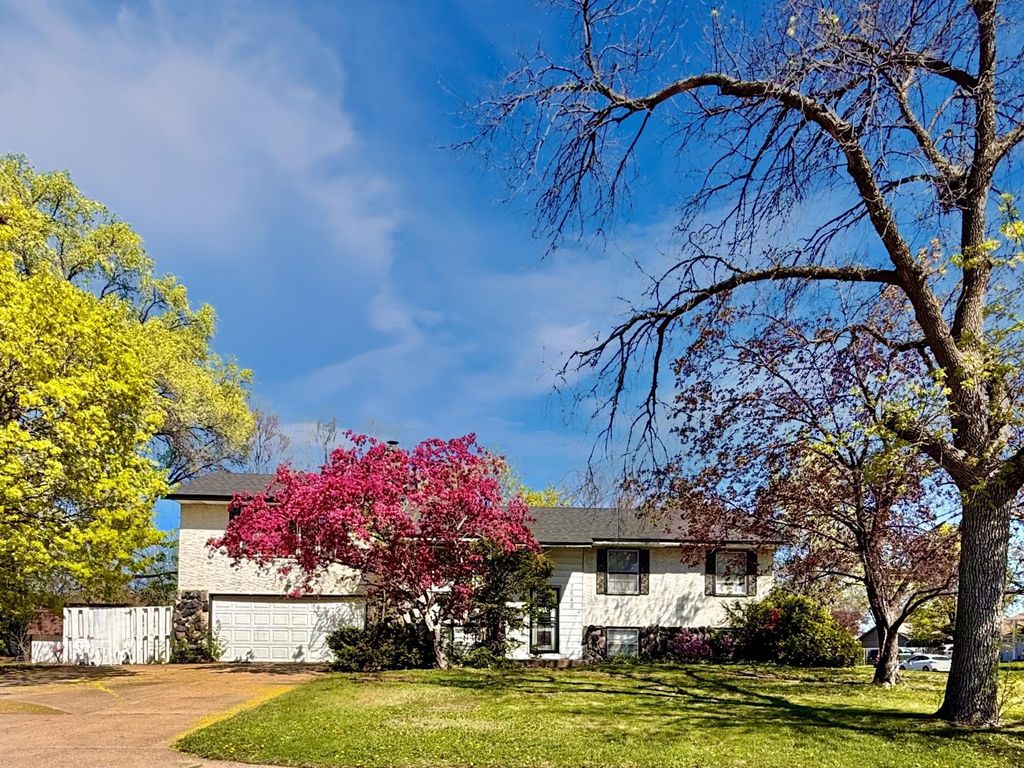 7640 Unity Avenue N, Brooklyn Park, MN 55443