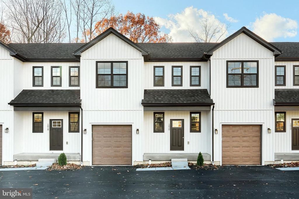 1022 TRINITY RD, York, PA 17408