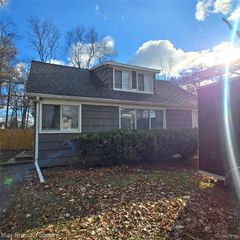 805 S Winding Drive, Waterford, MI 48328