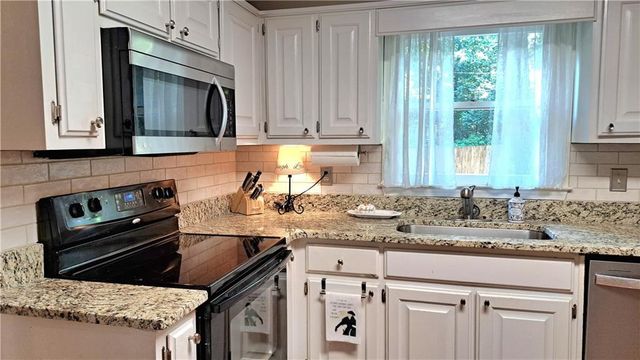 110 Acorn Drive, Mcdonough, GA 30253