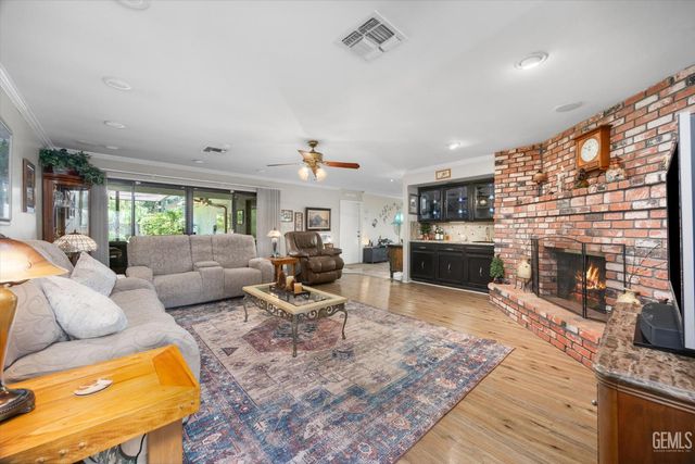 105 Camino Del Oeste, Bakersfield, CA 93309