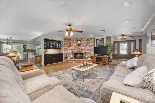 105 Camino Del Oeste, Bakersfield, CA 93309