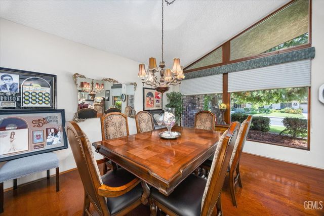 105 Camino Del Oeste, Bakersfield, CA 93309