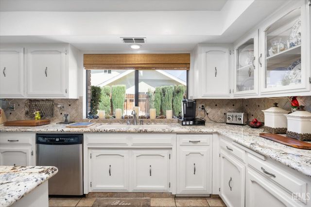 105 Camino Del Oeste, Bakersfield, CA 93309