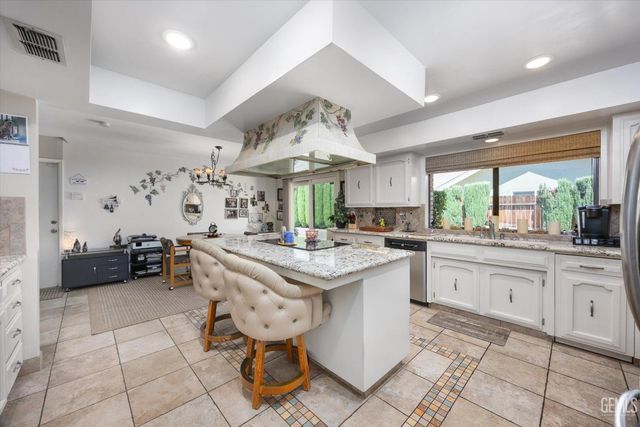 105 Camino Del Oeste, Bakersfield, CA 93309