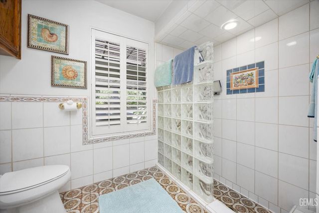 105 Camino Del Oeste, Bakersfield, CA 93309