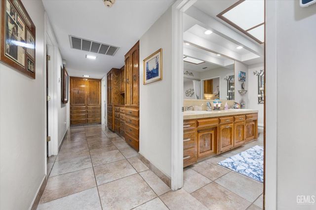 105 Camino Del Oeste, Bakersfield, CA 93309