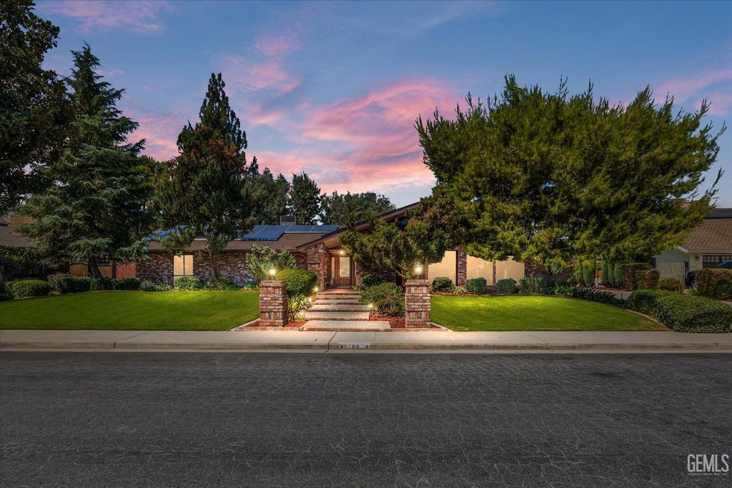 105 Camino Del Oeste, Bakersfield, CA 93309