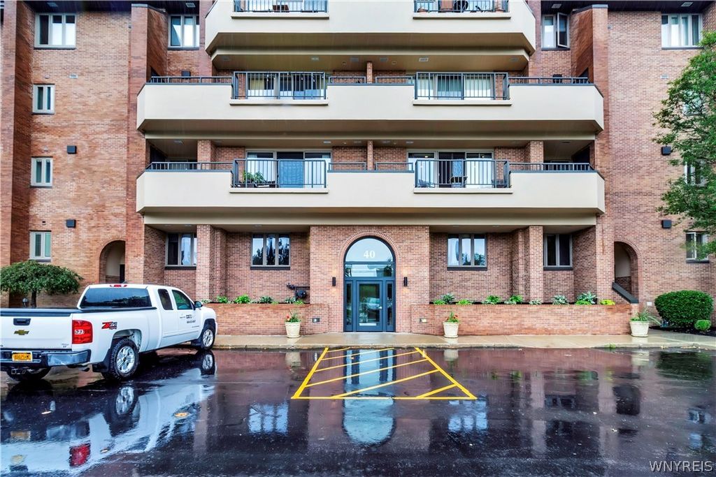 40 Waterfront Circle, Buffalo, NY 14202