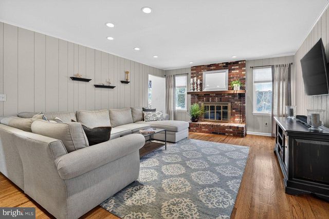 4 HARDLEY DR, Cranbury, NJ 08512