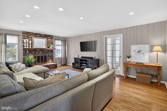 4 HARDLEY DR, Cranbury, NJ 08512