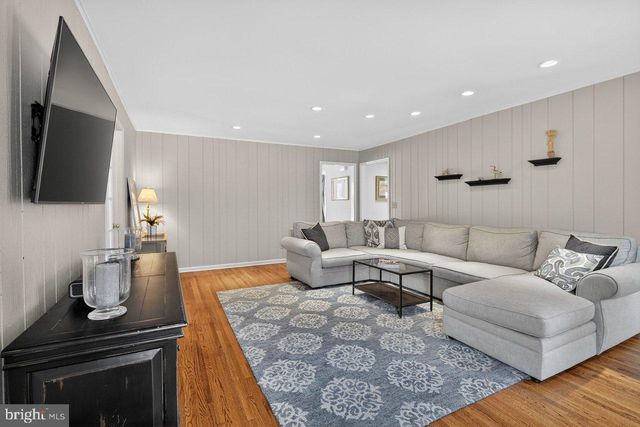 4 HARDLEY DR, Cranbury, NJ 08512