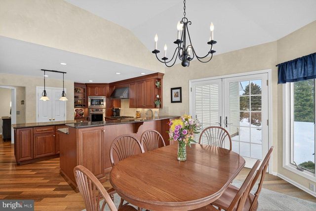 4 HARDLEY DR, Cranbury, NJ 08512