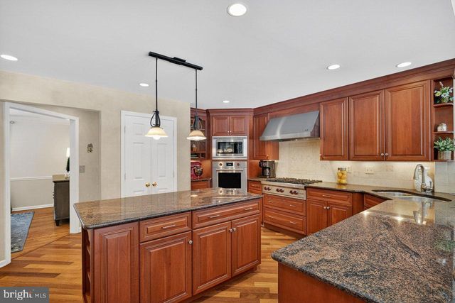 4 HARDLEY DR, Cranbury, NJ 08512