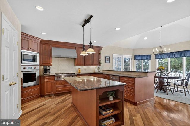 4 HARDLEY DR, Cranbury, NJ 08512