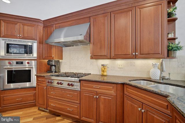 4 HARDLEY DR, Cranbury, NJ 08512