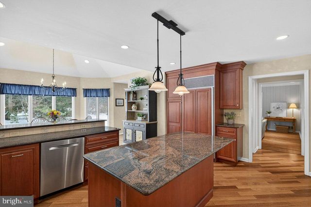 4 HARDLEY DR, Cranbury, NJ 08512