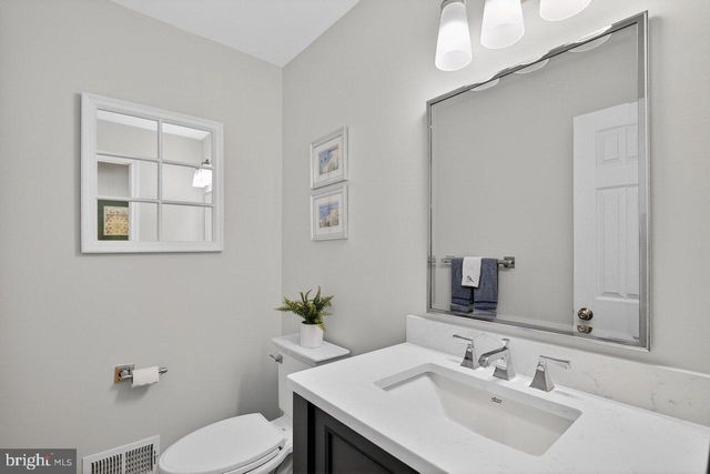 4 HARDLEY DR, Cranbury, NJ 08512